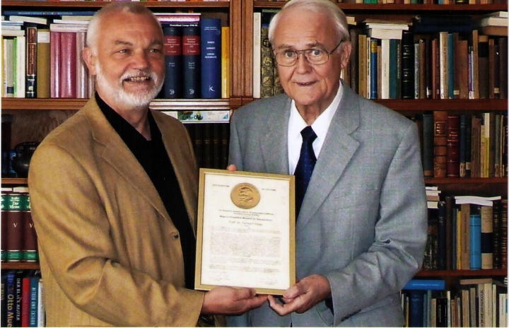 linus dietz ueberreicht prof. norbert kluge die magnus hirschfeld medaille 2010